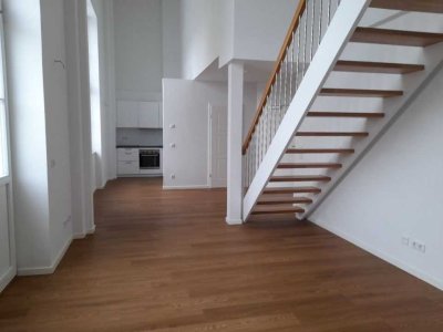 +++ Wunderschöne 2 - Raum Galeriewohnung mit Einbauküche und Balkon +++