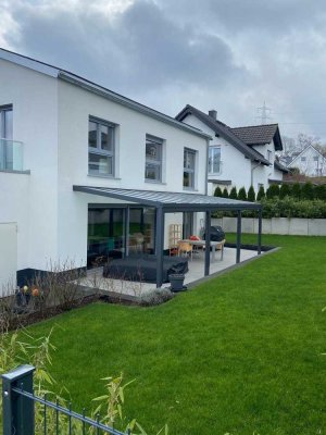 Hochwertiges Einfamilienhaus, Doppelgarage, schön angelegtem Garten - zwischen Montabaur und Koblenz
