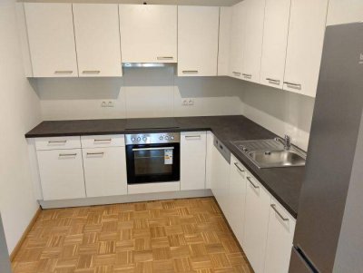 Sanierter 2 ZIMMER-NEUBAU + West-Balkon 6m² + extra Küche neu möbliert + Bad mit Dusche + WC + Lift!