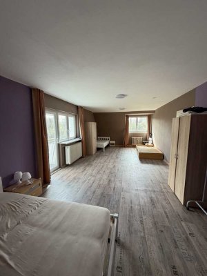 Schöne 4,5-Zimmer Wohnung mit 2-Balkone und Stellplatz