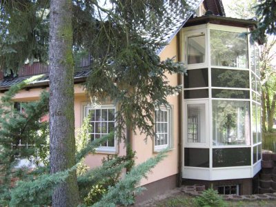 Helle Dachgeschosswohnung im Zwei-Familienhaus im Grünen