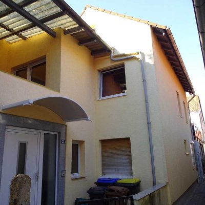 Für 1-2 Personen + Kind, eigenes kleines Haus mit kleinem Gartenanteil und EBK - Bilder noch alt :)