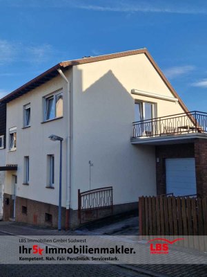 Gepflegtes Einfamilienhaus mit Dachterrasse und Garage