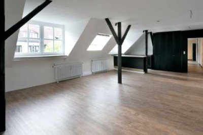 sanierte, individuelle, gehobene 5-Zimmer-DGW mit EBK und Bar