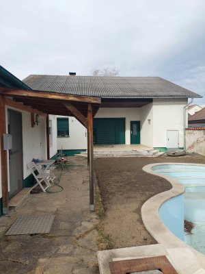 Einfamilienhaus mit Pool und ausgebautem Nebengebäude