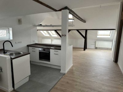 Frisch renovierte Dachgeschosswohnung mit Charme, Licht und Aussicht im Herzen von Nürnberg