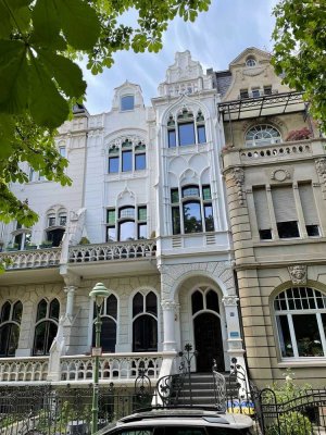 VERMIETUNG EINER GROSSZÜGIGEN MAISONETTE-WOHNUNG IN BESTLAGE