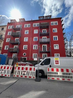 Maxvorstadt: Neu ausgebaute 3 Zimmer + Wohnküche in total saniertem Altbau WG-geeignet ruhig