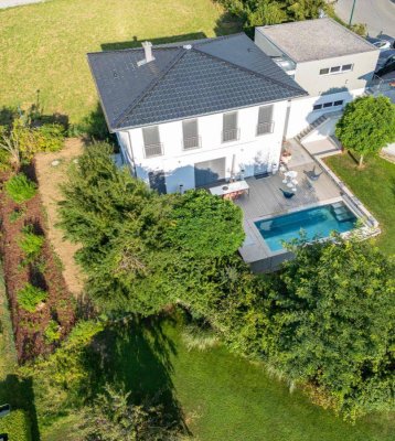 Ihr lichtdurchfluteter Wohntraum mit Edelstahlpool, Doppelgarage & energieeffizientem Heizsystem!