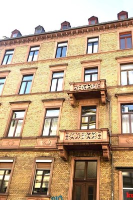 Toll geschnittene, sanierte Altbauwohnung mit 2 Balkonen im Herzen der Stadt