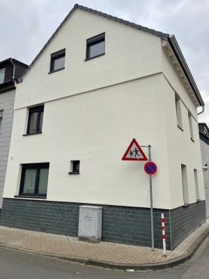Erstbezug nach Sanierung: Stilvolle 4-Zimmer-Haus mit geh. Innenausstattung und EBK