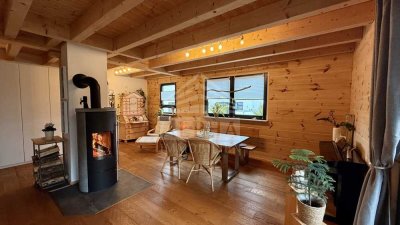 *MODERNES BLOCKHAUS*
Idyllisch gelegene Doppelhaushälfte mit Büroräumen & traumhaftem Garten