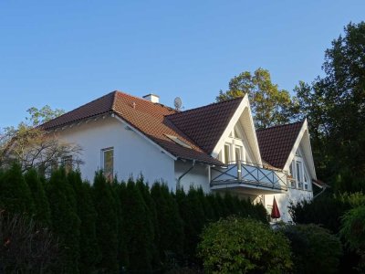 Freundliche 3-Zimmer-DG-Wohnung mit gehobener Innenausstattung mit Balkon in Lahnau