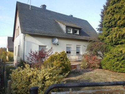 Haus mit Doppelgarage und großem Werkraum, ideal für Handwerker oder Hobbyschrauber