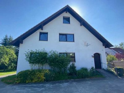 Idyllisch an einem Bach gelegenes, neu renoviertes Einfamilienhaus mit großem Garten.