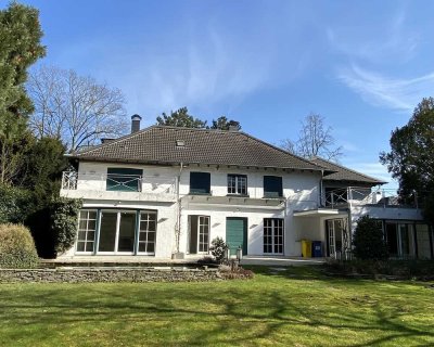 Luxusvilla mit Innenpool und ausgebautem Dachgeschoss