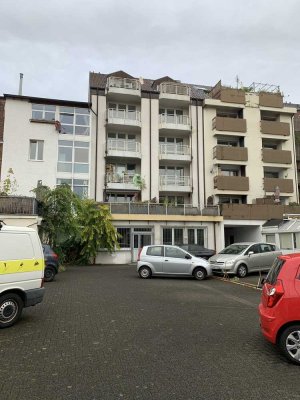 Große Dachgeschosswohnung mit Renovierungsbedarf