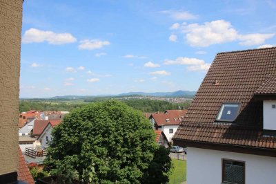 Wohnen über Altdorf in einer schönen 2,5-Zimmer-Dachgeschosswohnung mit Balkon und Einbauküche