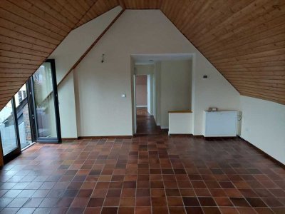 Gepflegte 2-Zimmer-DG-Wohnung mit Dachterrasse, Fußbodenheizung und Einbauküche in ruhiger Lage
