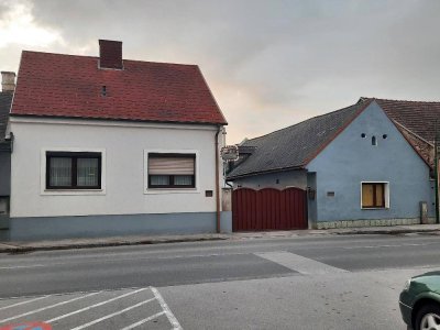 Sollenau: Einfamilienhaus mit Nebengebäude und drei Garagen in zentraler Lage