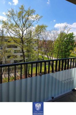 Ruhige und zentrale Wohnung mit großem Balkon und hübschem Bad!
