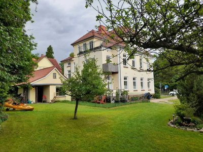 Stilvolle große Altbauwohnung in Jugendstilvilla