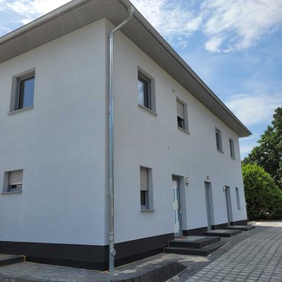 Neugebaute Doppelhaushälfte mit Garage und Garten in Kolkwitz