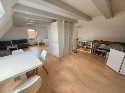 Schöne ruhige 1-Zimmer Dachwohnung, teilmöbliert.