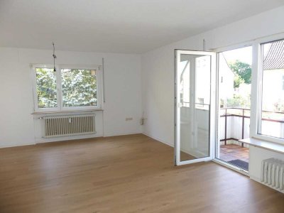 Renovierte 2 Zimmer Wohnung mit PKW Stellplatz und Balkon. 
Einziehen & wohlfühlen
Frei ab sofort!