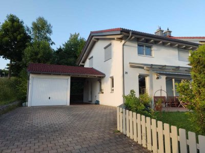 DHH in Niedrigenergiebauweise, überdachte Terrasse, 3 SZ, Keller + in ruhiger Lage mit Garten