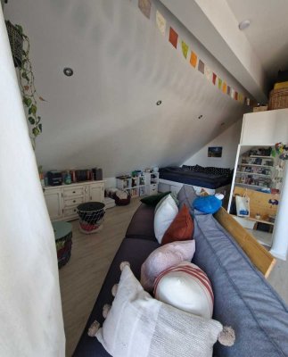 Teilmöbliertes Dach-Appartement in ruhigem Wohnhaus