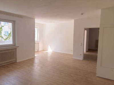 **FRISCH RENOVIERT** Helle 4-Zimmer-Wohnung mit BALKON in Solingen