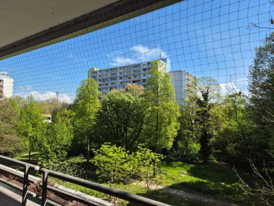 Blick ins Grüne - großer Balkon und offene Wohnküche