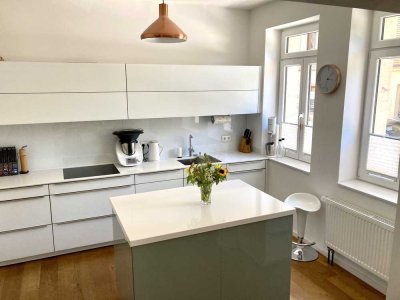 Wunderschönen, kernsanierte Altbau-Maisonettewohnung mit Miele-EBK in perfekter Lage zu vermieten