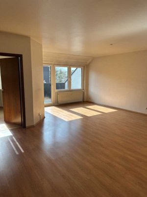 Exklusive, modernisierte 3-Zimmer-Wohnung mit Balkon und Einbauküche in Kriftel