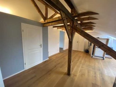 Charmante DG-Wohnung mit Dachterrasse & offenen Balken