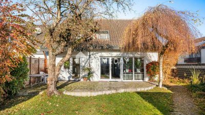 Willkommen im Familienglück: Helle Doppelhaushälfte mit Gartenidylle