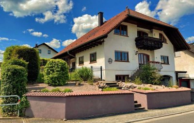 Großzügiges Landhaus mit großem Garten, Carport und Garage