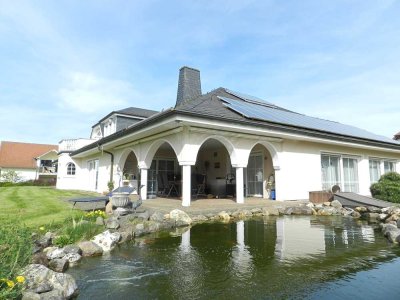 Hochwertige Landhaus-Villa mit Pool und Koi-Teich in sonniger, ruhiger Lage!