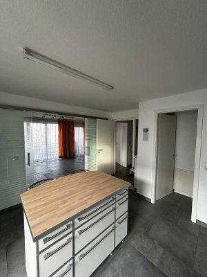 Helle und gepflegte 4-Zimmer-Wohnung mit Balkon in Top-Lage nahe FIS & U-Bahn