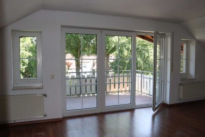 Schöne helle 3-Zimmer-Dachgeschosswohnung mit Balkon in Paderborn Elsen