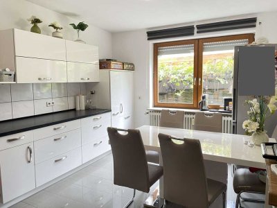 Großzügige 5-Zimmerwohnung auf 2 Etagen mit Garten in Unterrombach