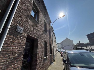 **Renovierungsbedürftiges Reihenhaus mit einem charmanten Innenhof in Hochneukirch zu verkaufen**
