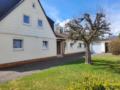 Charmante Doppelhaushälfte mit großzügigem Anbau in ruhiger Lage von Rehau