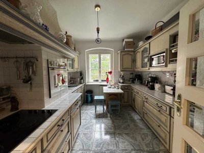 Charme trifft Komfort: Denkmalgeschützte Altbauwohnung mit Kamin, Garten und Mansardenzimmer
