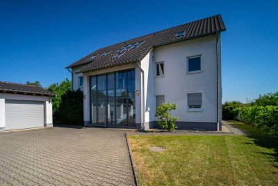 Modernes attraktives Mehrfamilienhaus mit großem bebaubaren Grundstück in Frankfurt-Sossenheim