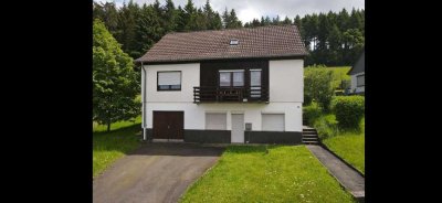 Freistehendes Einfamilienhaus mit Garten und Garage