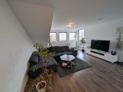 Moderne 2-Zimmer-DG-Wohnung mit Einbauküche und sonnigem Balkon