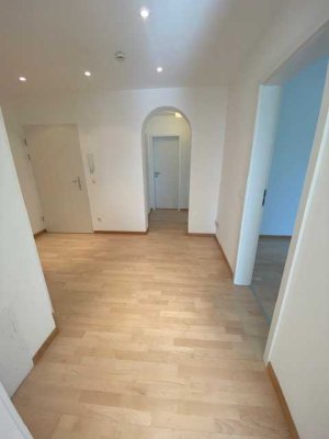 Helle ruhige 3-Zimmer Wohnung mit zwei Balkonen in Planegg