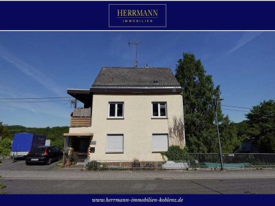 Zweifamilienhaus mit Gewerbehalle – Vielseitige Nutzungsmöglichkeiten